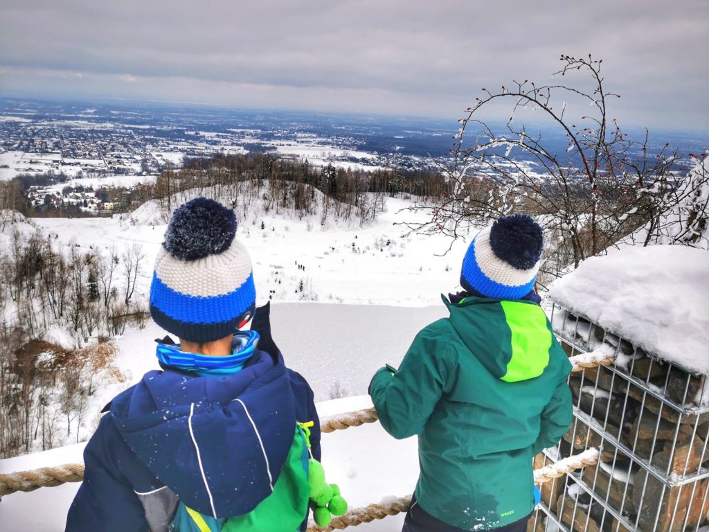 Dzieci podziwiające zimowe widoki rozciągające się z punktu widokowego - Kamieniołom Kozy