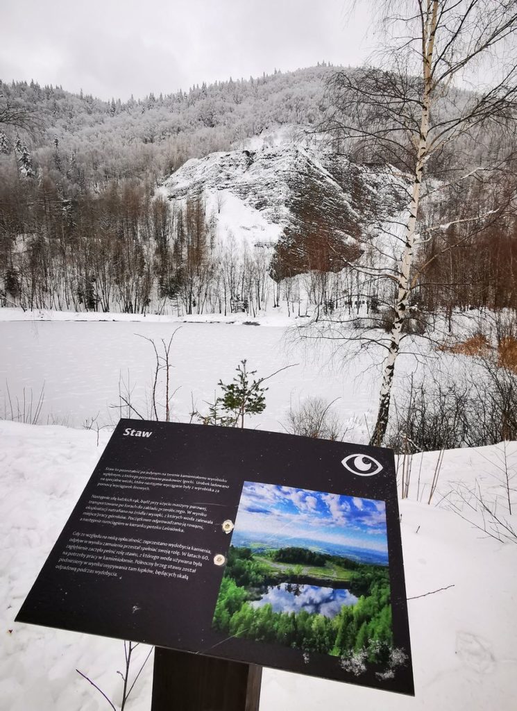 Kamieniołom w Kozach zimą (Beskid Mały) - tabliczka informacyjna - STAW