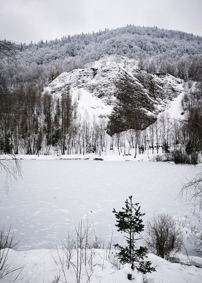 Kamieniołom w Kozach zimą (Beskid Mały) - zamrożony staw