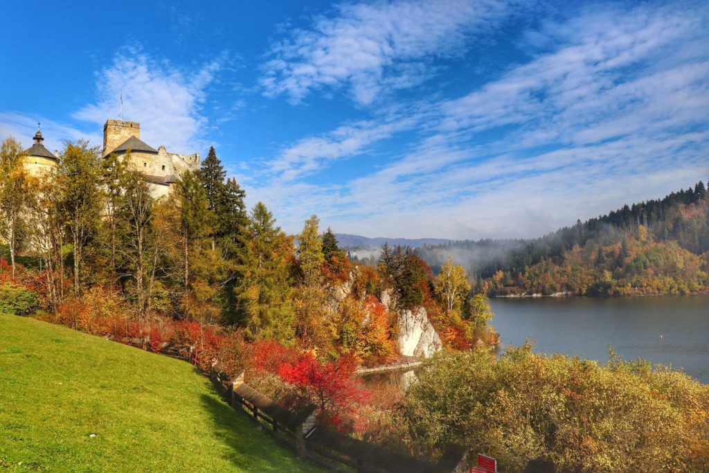 Widok na Zamek Dunajec oraz Jezioro Czortyńskie, jesień