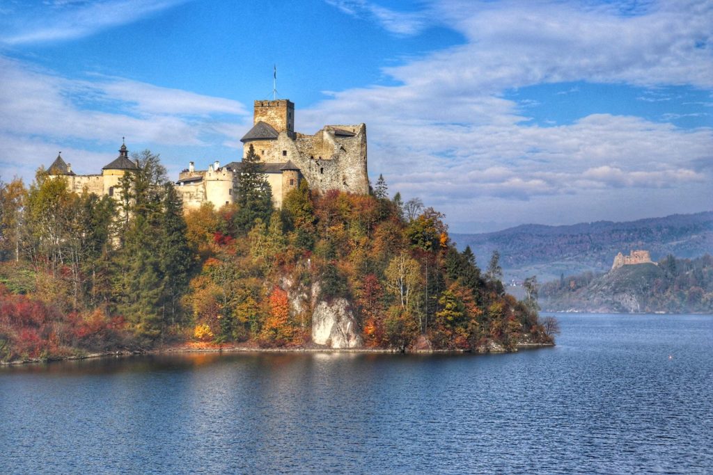 Zamek Dunajec oraz w oddali Zamek w Czorsztynie widoczny z zapory w Niedzicy, piękny jesienny dzień