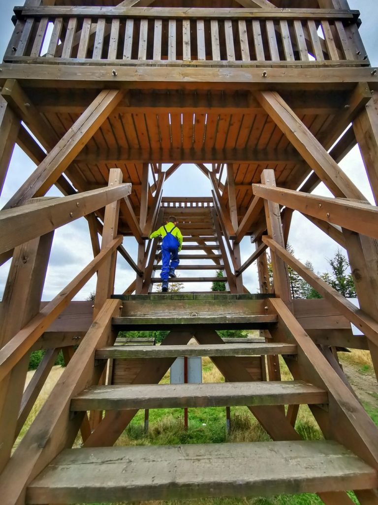 Drewniana wieża widokowa Stary Groń, strome schody, dziecko