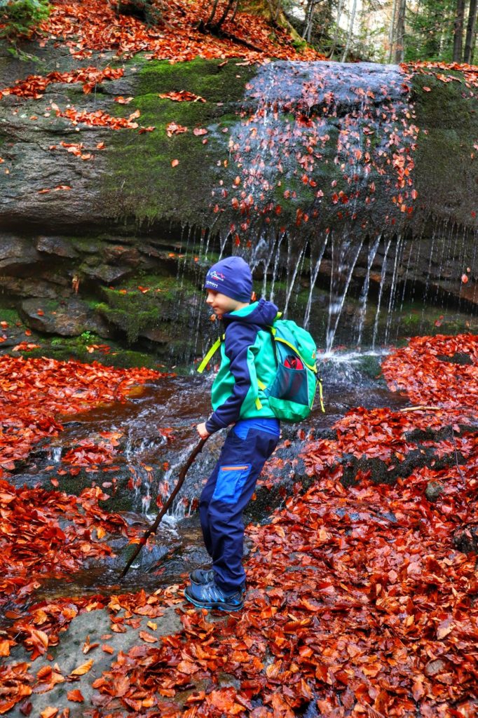 Mały turysta - dziecko, Wodospad Dusica w Beskidzie Małym, jesień