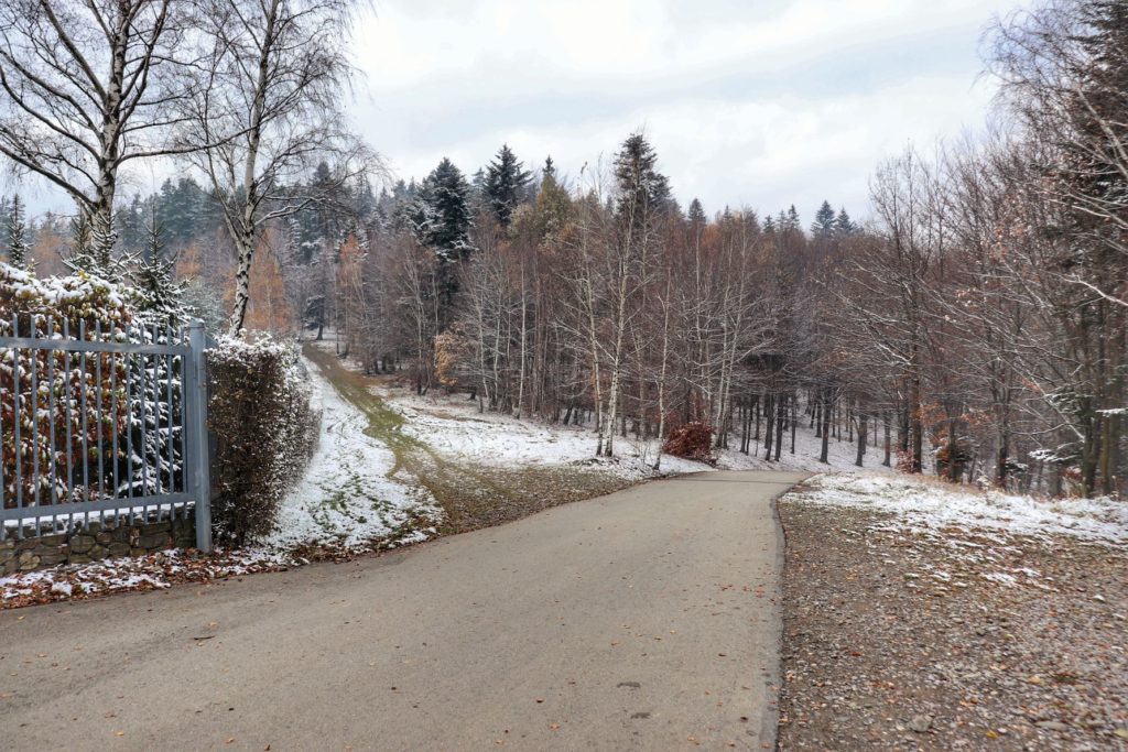 Szeroka asfaltowa droga - Przełęcz pod Łysą Górą