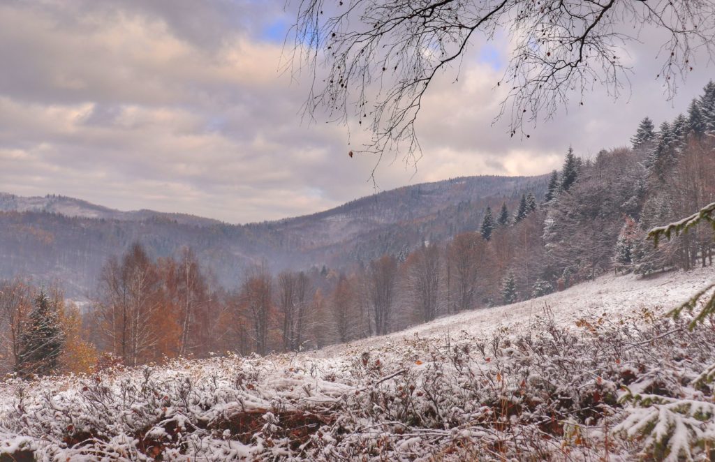 Widok na Beskid Mały z Przełęczy pod Łysą Górą (Grupa Magurki Wilkowickiej), jesień, śnieg