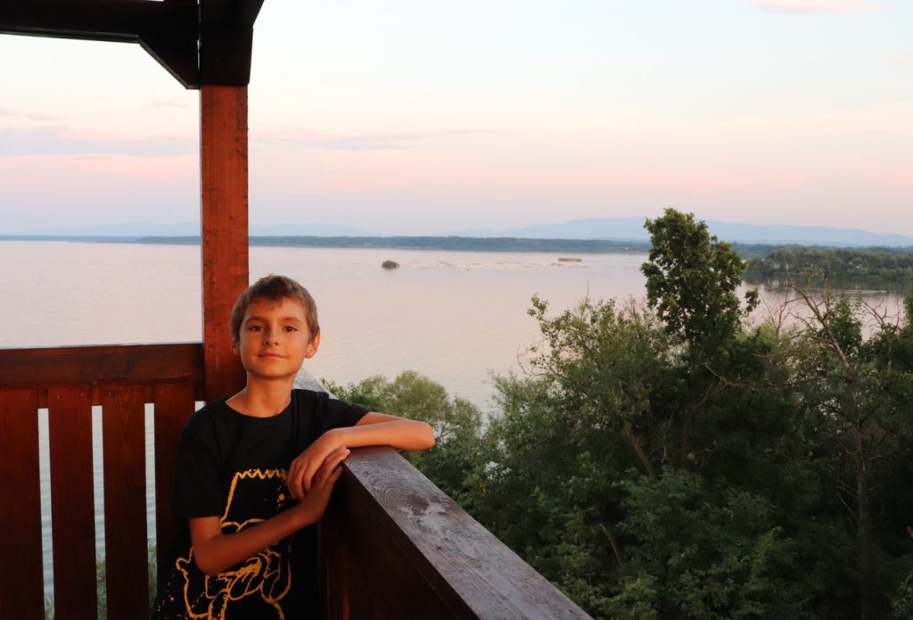 Dziecko na drewnianej wieży widokowej w Wiśle Małej, widok na Jezioro Goczałkowickie
