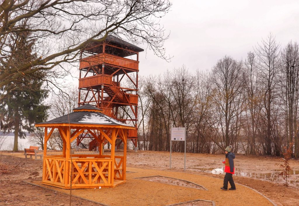 Dziecko, wieża widokowa w Wiśle Małej, drewniana altana