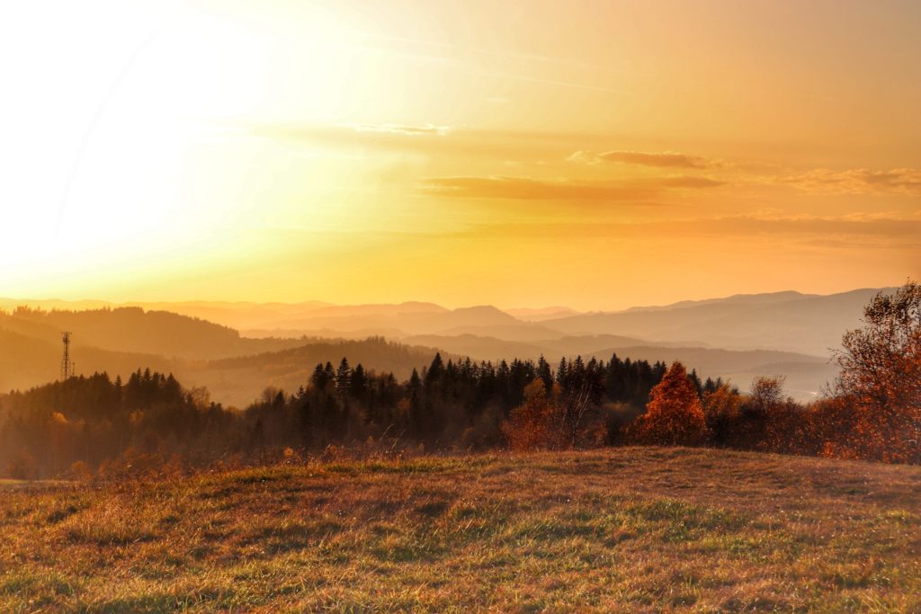 Jesienny krajobraz górski, Szczyt Gruň w Beskidach