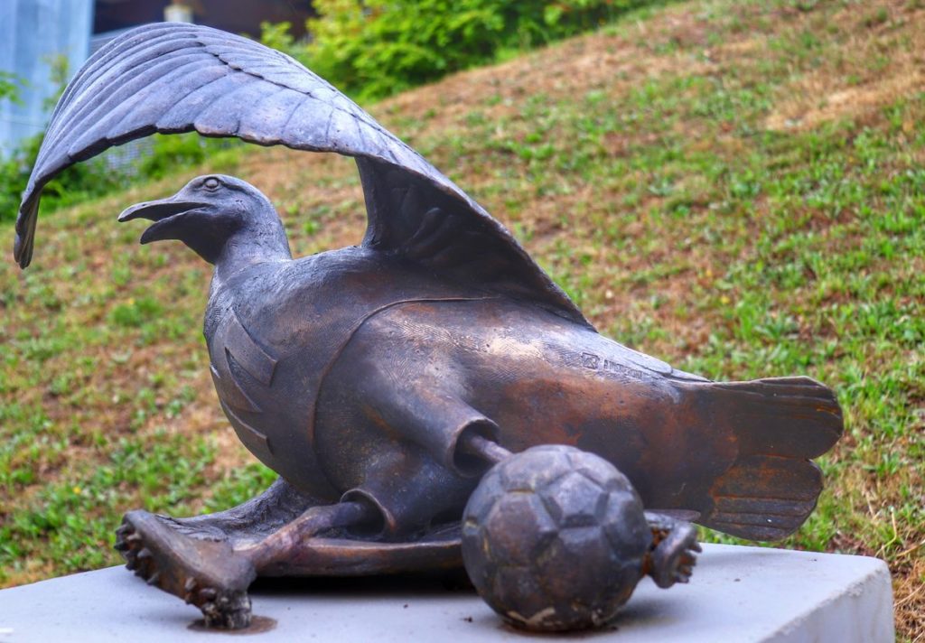 Marian Piłkarz - Marian Sportowy, rzeźba mewy w Kołobrzegu