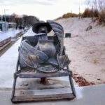 Marian Wczasowicz Kołobrzeg, rzeźba mewy wypoczywająca na leżaku na ul. Antoniego Sułkowskiego w Kołobrzegu