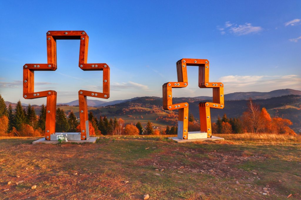 Słowacja, Gruň w Beskidach, drewniane krzyże