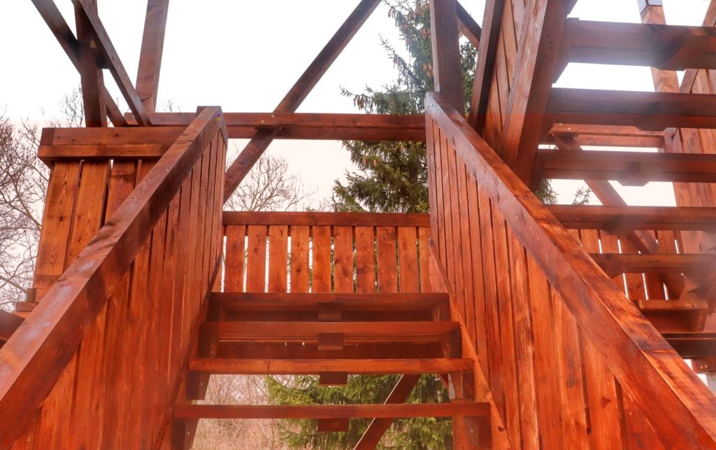Strome drewniane schody prowadzące na górę wieży widokowej w Wiśle Małej - województwo śląskie