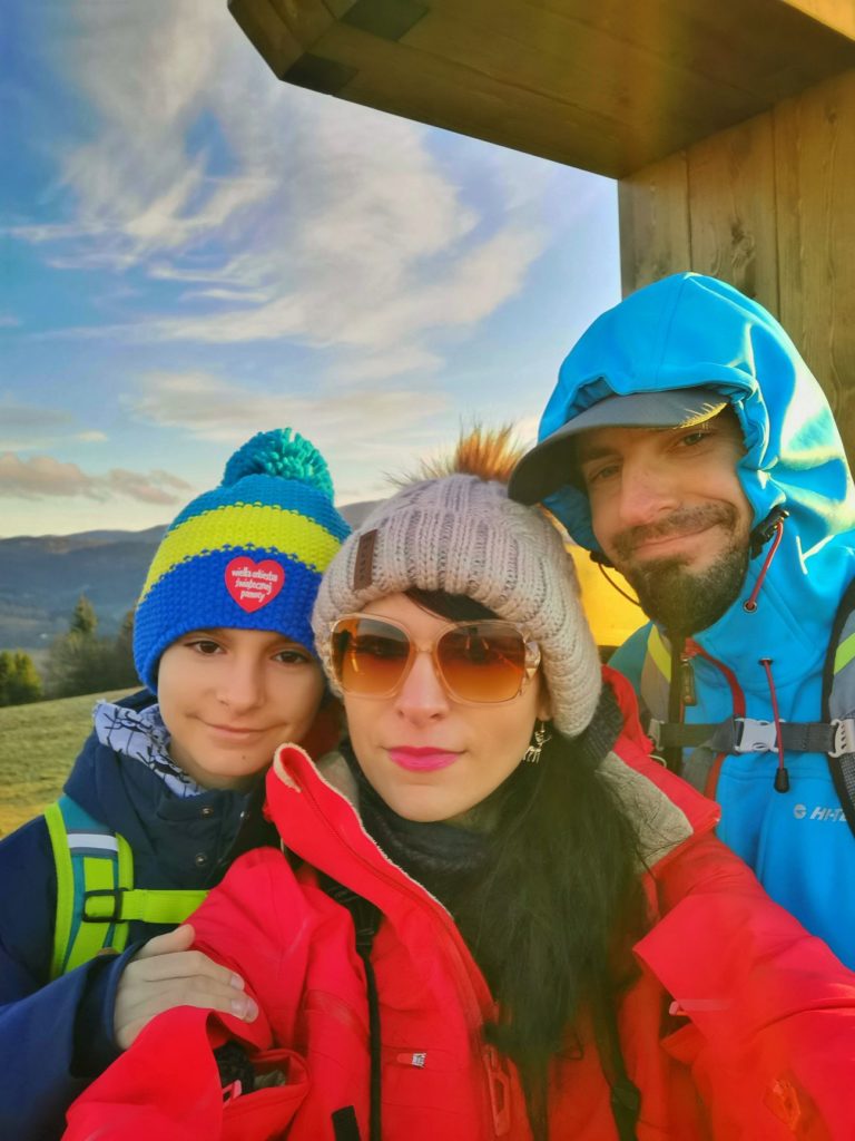 Szczęśliwa rodzina na szczycie Gruň w słowackich Beskidach