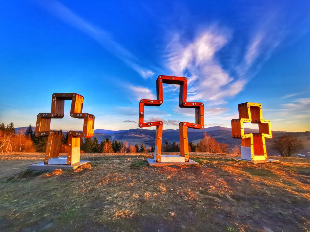 Szczyt Gruň w Beskidach na Słowacji, trzy drewniane krzyże, niebieskie niebo