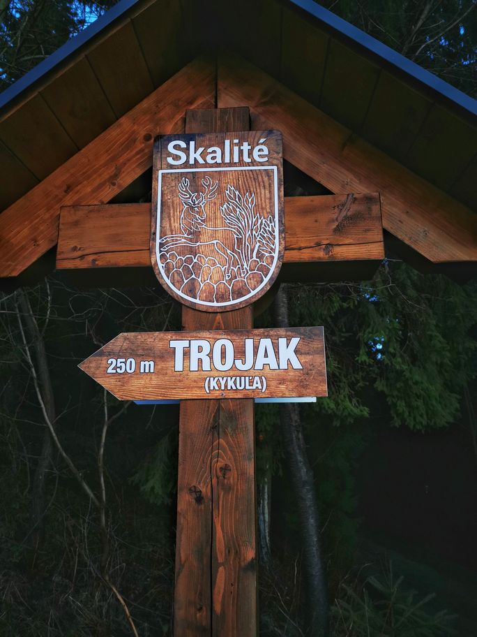 Tablica na czerwonym szlaku SKALITÉ, Trojak - Kikula 250 m