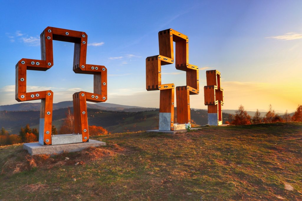 Trzy drewniane krzyże na Słowacji - Beskidy - szczyt Gruň, zachód słońca