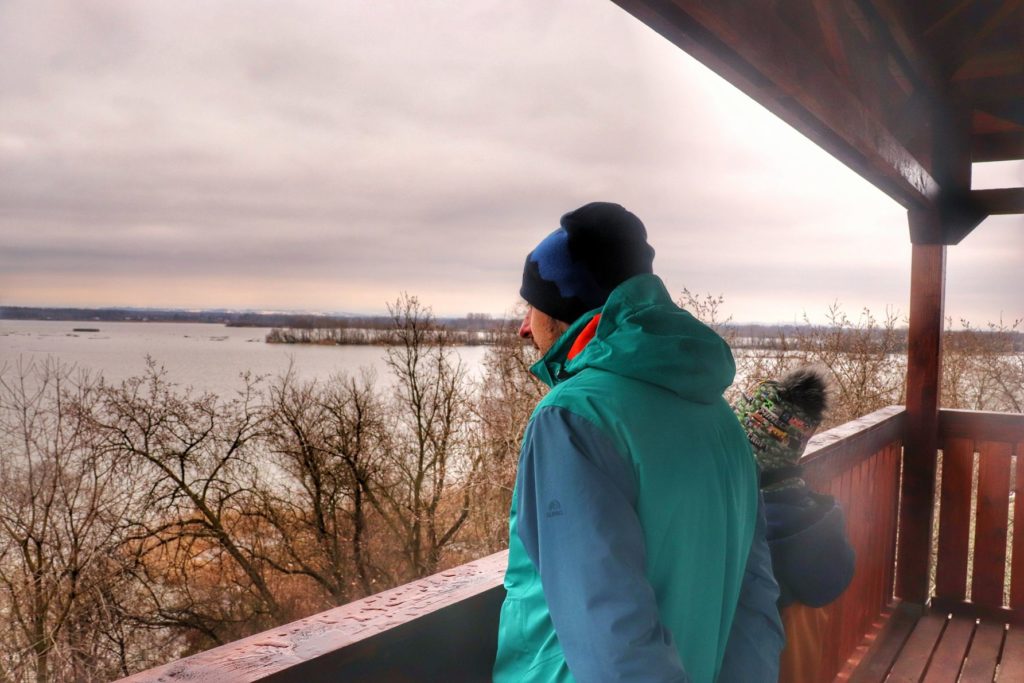 Turysta z dzieckiem na wieży widokowej w Wiśle Małej, widok na Jezioro Goczałkowickie