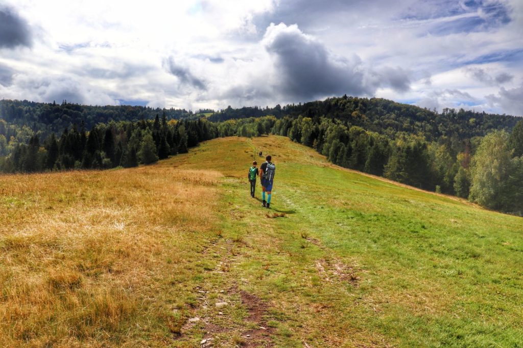 Turysta z dzieckiem, polana w Beskidzie Śląskim, szlak zielony na Trzy Kopce Wiślańskie