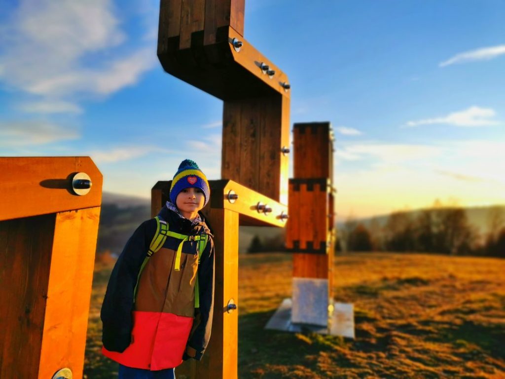 Uśmiechnięte dziecko, Słowacja szczyt Gruň, drewniane krzyże