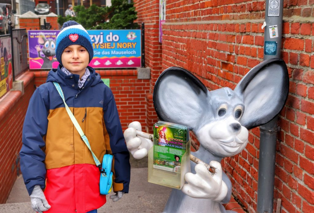 Uśmiechnięte dziecko, mysz, zejście do Miasta Myszy w Kołobrzegu - ulica Morska 2