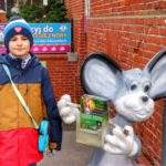 Uśmiechnięte dziecko, mysz, zejście do Miasta Myszy w Kołobrzegu - ulica Morska 2