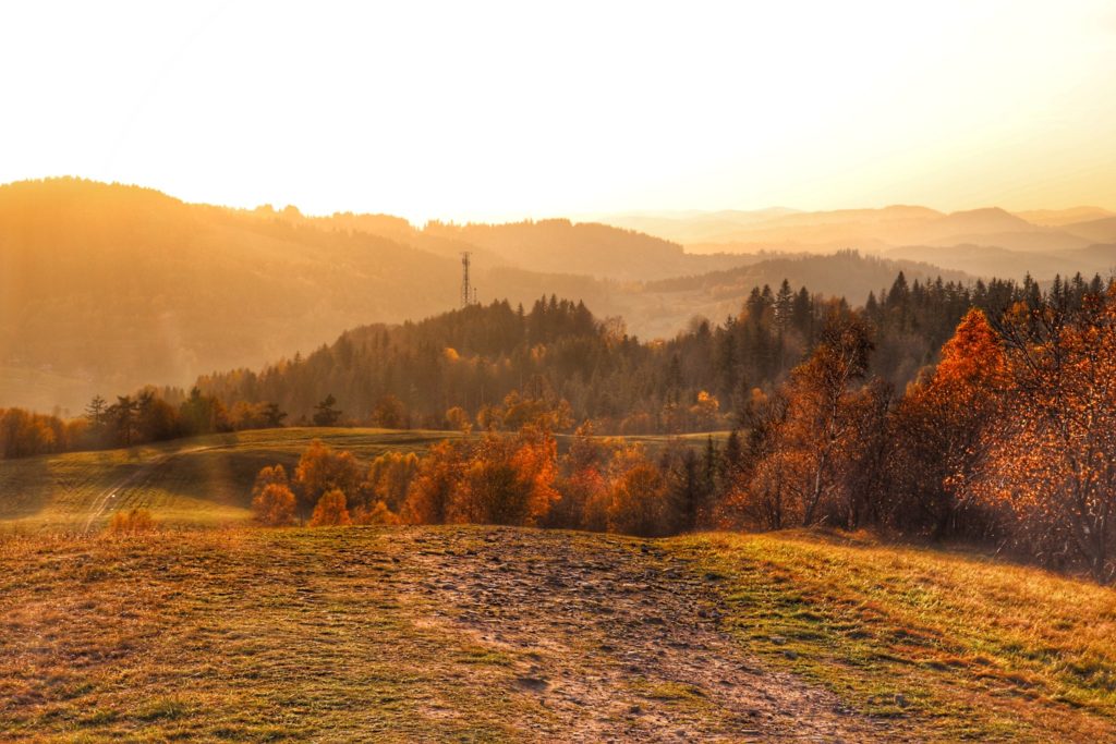 Widok ze szczytu Gruň na Słowacji, zachód słońca, polana, nadajnik