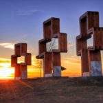 Zachód słońca, trzy drewniane krzyże - Słowacja szczyt Gruň