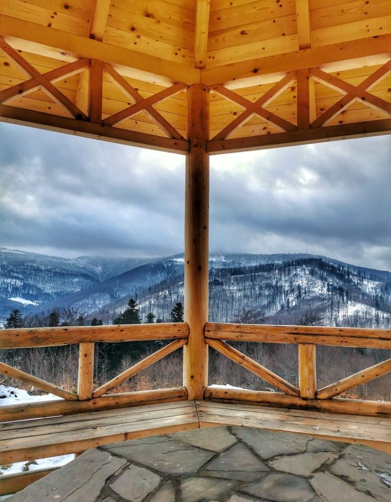Drewniana altana na Koziej Górze, widok na Beskidy - Skrzyczne, zima