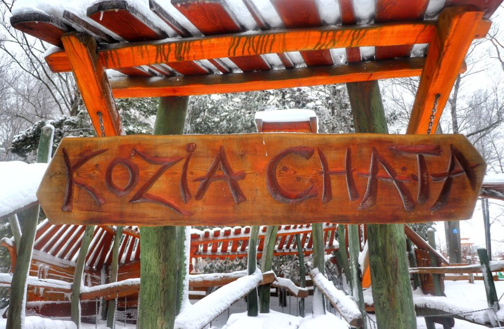 Drewniany szyld z napisem KOZIA CHATA - Kozia Góra plac zabaw przy schronisku Stefanka