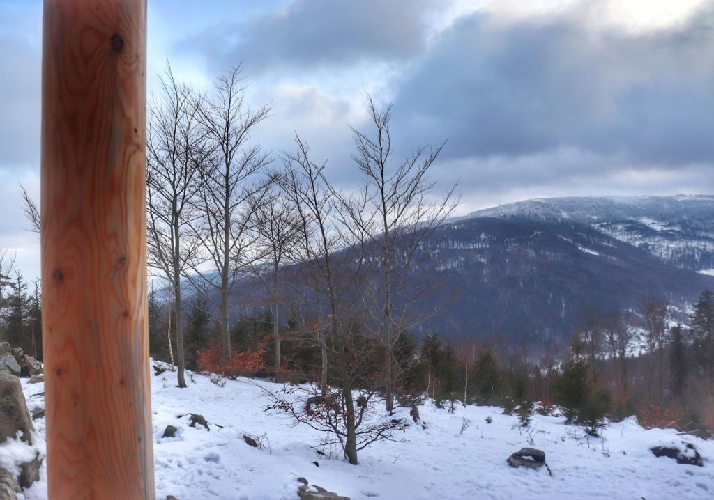 Kozia Góra - widok na Beskidy rozciągający się z drewnianej altany widokowej