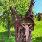 Krzyż na żółtym szlaku w okolicach Gazdówki w Rezerwacie Biała Woda na szlaku żółtym