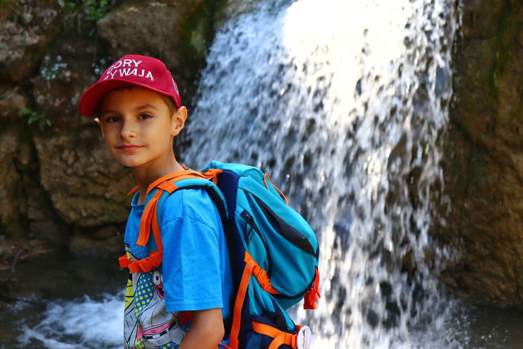 Mały turysta - dziecko, wodospad, Rezerwat Biała Woda - Pieniny