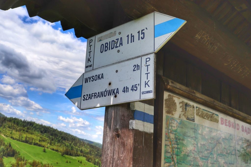 Przełęcz Rozdziela w Pieninach, drogowskazy - szlak niebieski