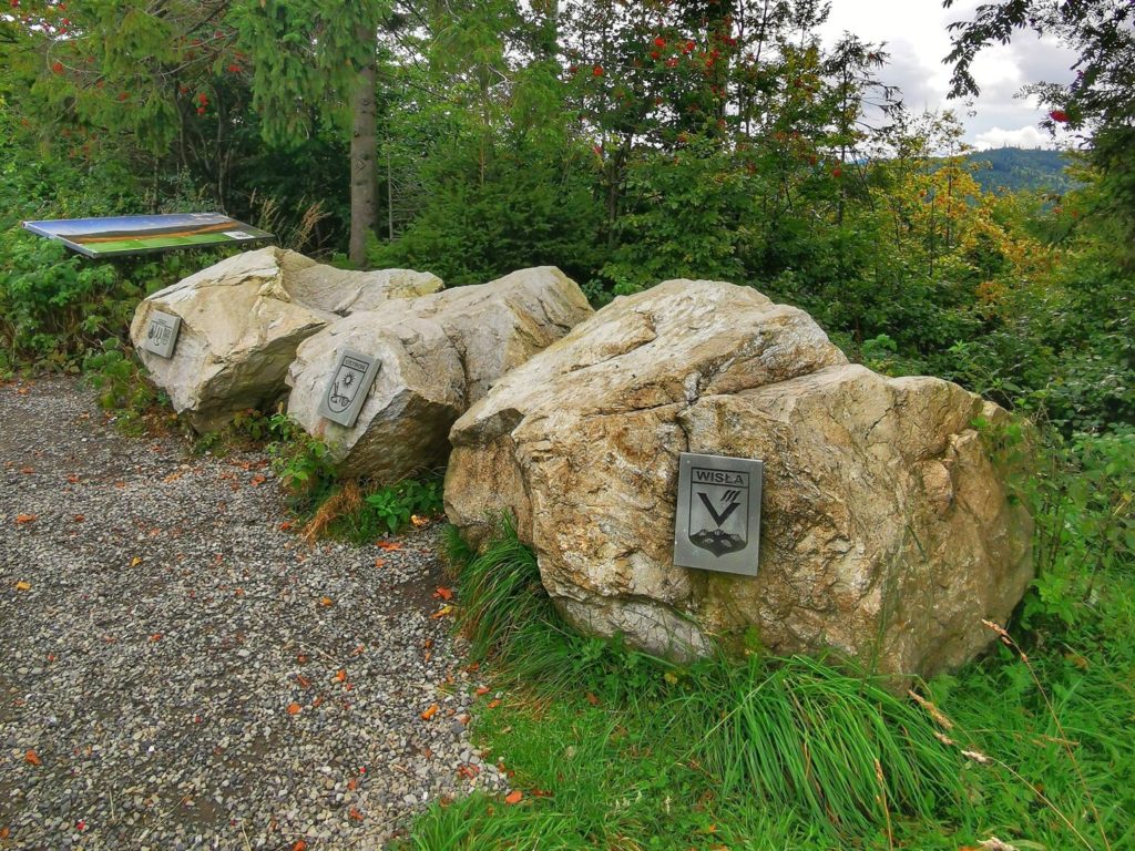 Szczyt Trzy Kopce Wiślańskie w Beskidzie Śląskim, trzy kamienie z nazwamiu miast, których granice zbiegają się na Trzech Kopcach Wiślańskich - BRENNA, WISŁA, USTROŃ