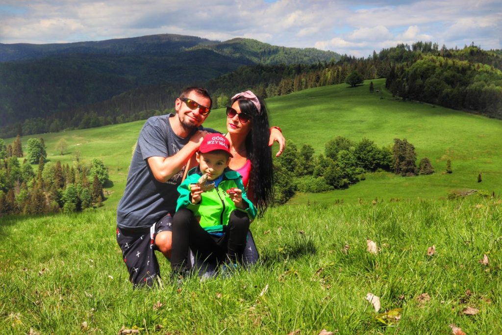 Szczęśliwa rodzina odpoczywająca na polanie - Pieniny, okolice Rezerwatu Biała Woda, piękny letni dzień