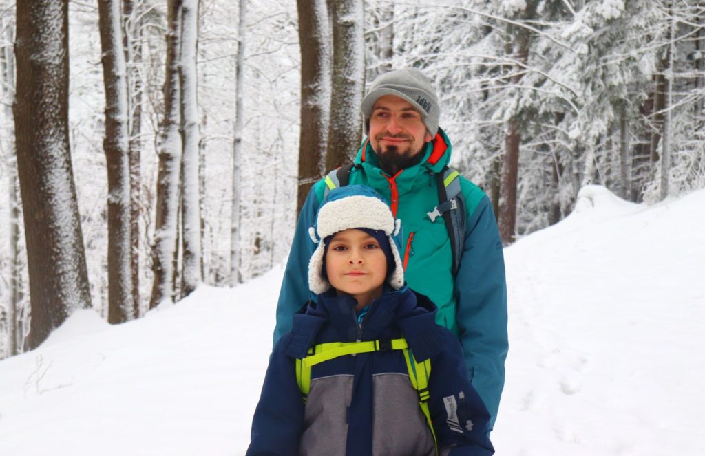 Turyści - dziecko z tatą, zaśnieżony beskidzki las - zima