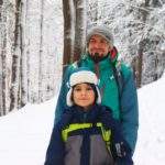 Turyści - dziecko z tatą, zaśnieżony beskidzki las - zima