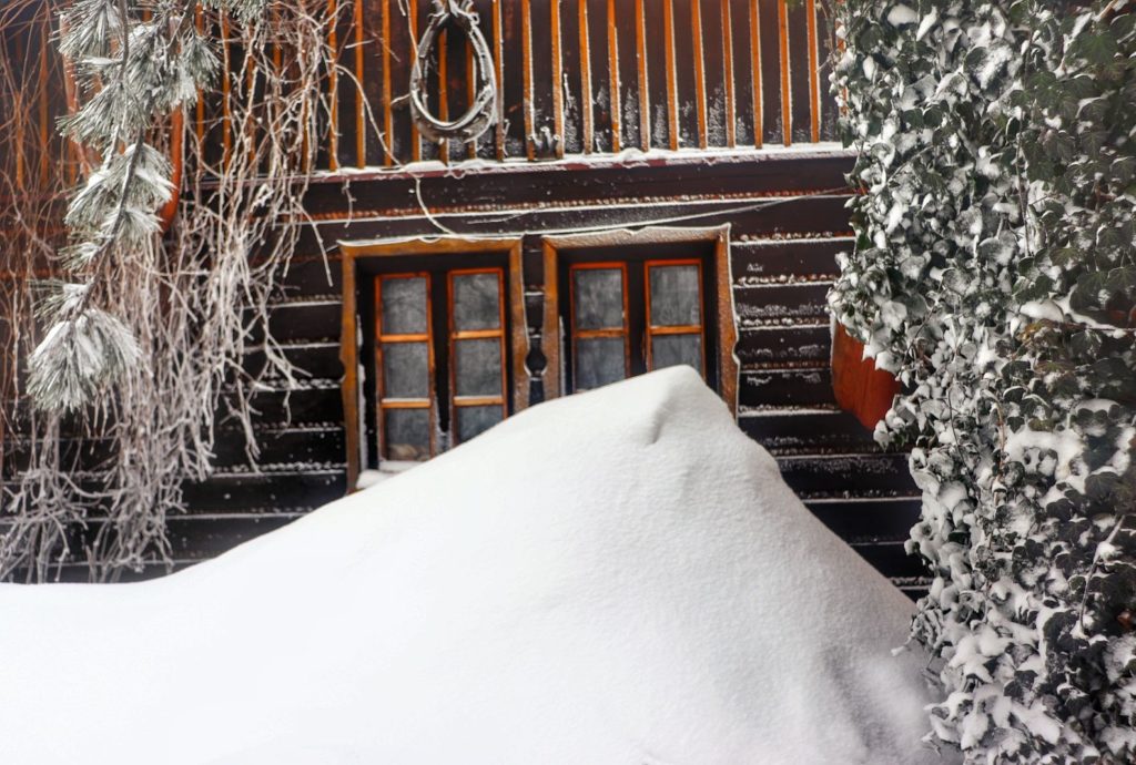 Zaspa śnieżna przed budynkiem schroniska na Koziej Górce