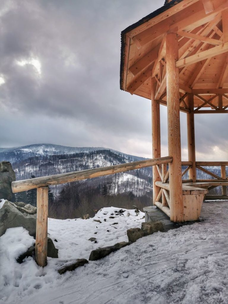 Beskid Śląski - Kozia Góra zimą, drewniana altana na szczycie