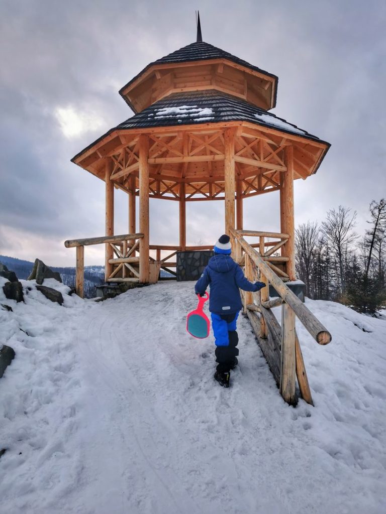 Beskid Śląski zimą - dziecko na Koziej Górce - drewniana altana