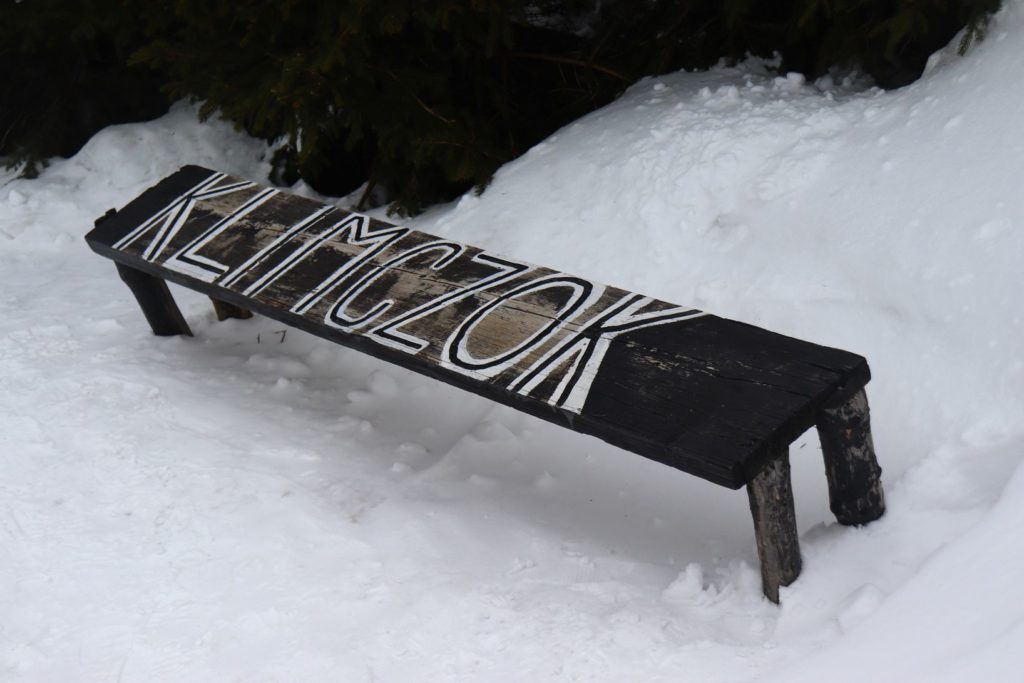 Drewniana ławka z napisem Klimczok w Beskidzie Śląskim, śnieg