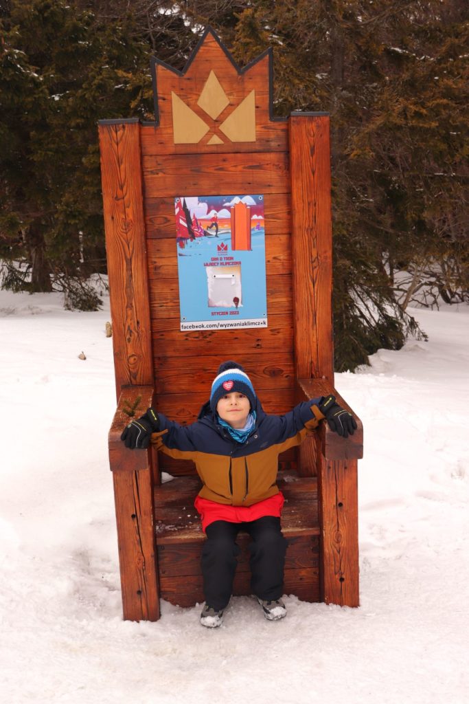 Drewniany tron na Klimczoku w Beskidzie Śląskim, dziecko