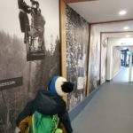 Dziecko, korytarz, stare fotografie na ścianie, Dolna Stacja Kolejki Linowej Szyndzielnia, Bielsko-Biała
