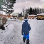 Dziecko na terenie schroniska Stefanka na Koziej Górze, zima