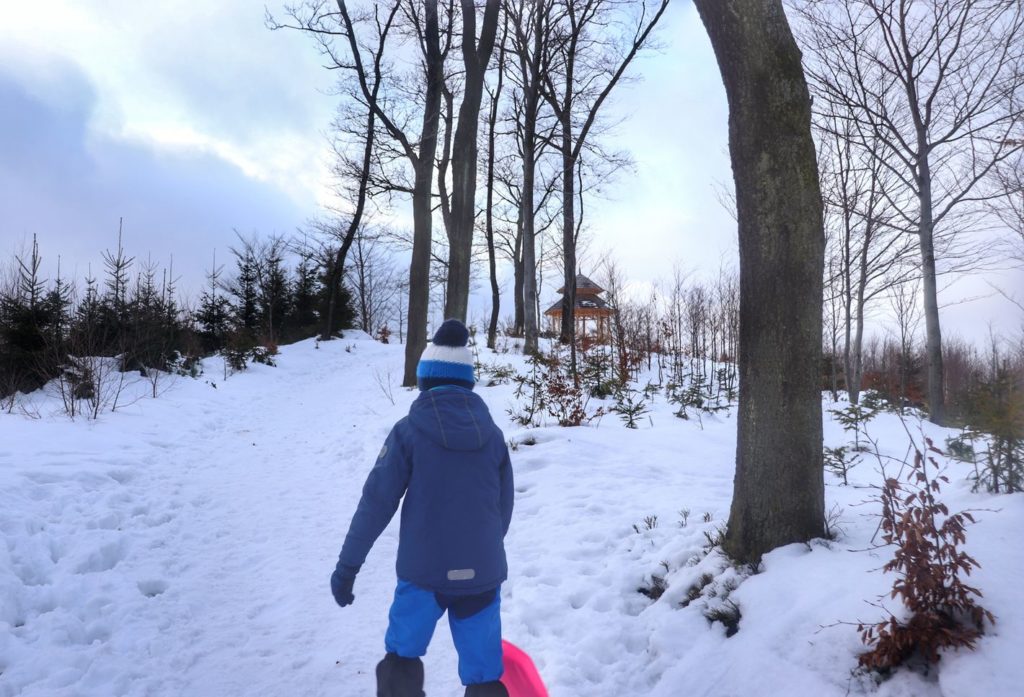 Dziecko, szeroka droga prowadząca od budynku schroniska Stefanka do altany widokowej na Koziej Górze, śnieg