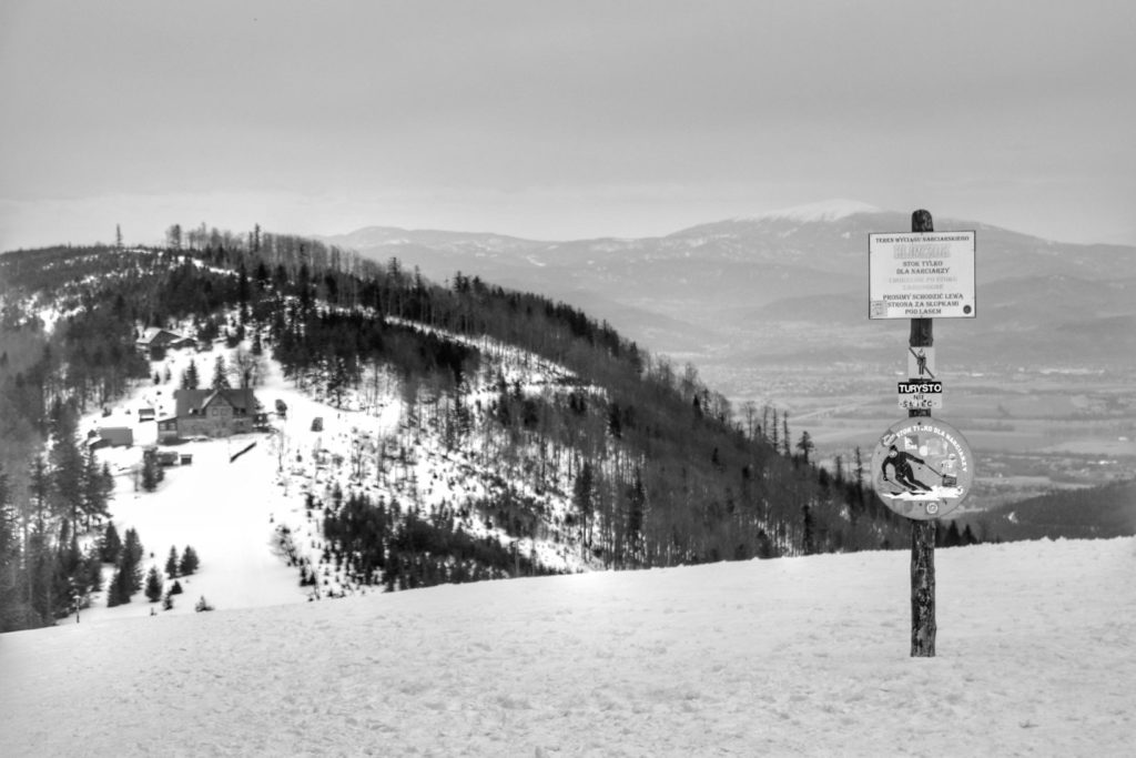 Klimczok szczyt - widok w stronę budynku Schroniska Klimczok oraz na Beskid Żywiecki z Babią Górą na czele, zima