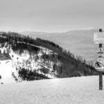 Klimczok szczyt - widok w stronę budynku Schroniska Klimczok oraz na Beskid Żywiecki z Babią Górą na czele, zima