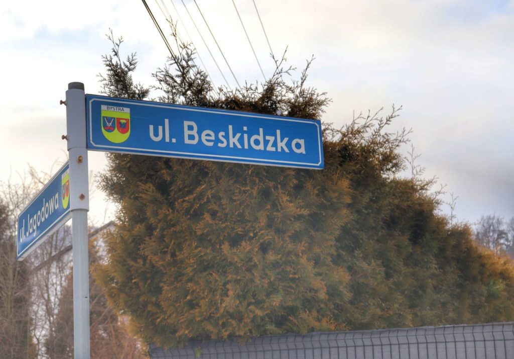 Niebieska tabliczka z napisem ulica Beskidzka - Bystra Śląska