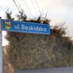 Niebieska tabliczka z napisem ulica Beskidzka - Bystra Śląska