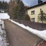 Szlak czerwony - ul. Beskidzka - Bystra Śląska, stroma asfaltowa droga, zabudowania